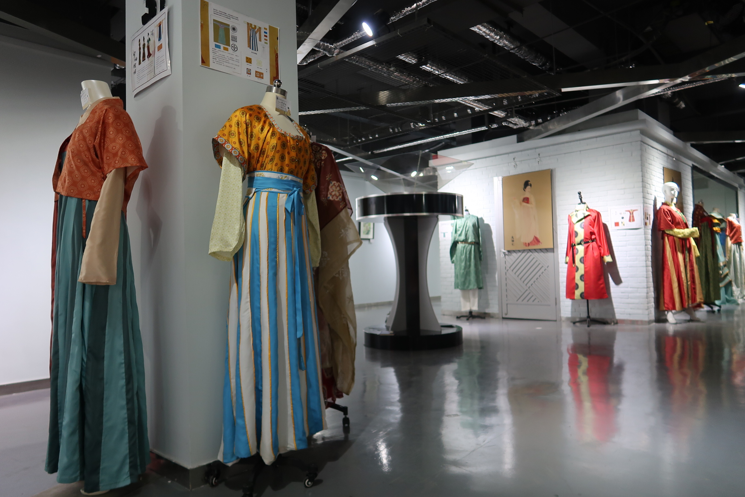 服装学院服装设计系举行《唐·风》——《传统服饰结构与工艺》课程展
